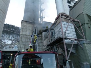 Drehleitereinsatz am Kohlesilo