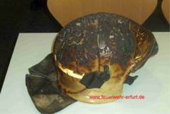 Verkohlter Helm von rechts
