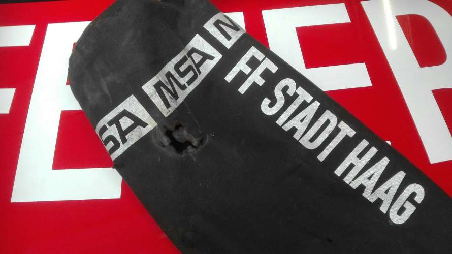Beinaheunfall: Glutstück setzte sich zwischen PA und Jacke fest