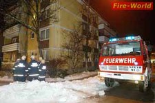 Einsatzkräfte vor Gebäude